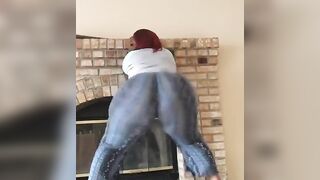 Twerking a thick butt