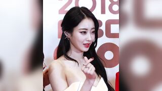 Nine Muses - Kyungri cleavage