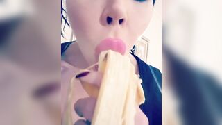 Sanna Rough - Eating banana like a pro!