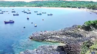 The world has only 5 reefs. VietNam has a rock wall, the only one in Vietnam; Da Dia Reef: address in An Ninh Dong commune, Tuy An district, Phu Yen province, VietNam