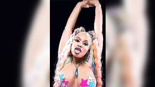 Nicki Minaj and her big mommy tits????????????