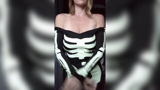 Anyone wanna bone? ???? ???? Titty Drop