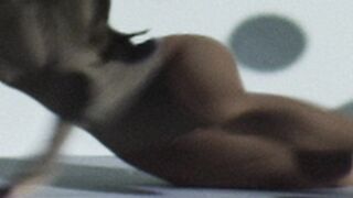 I love Ariana Grande‘s tight ass in a split