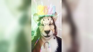 We made it to 2021, and that's something worth celebrating. It can only get better from here! ???? #FursuitFriday