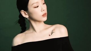 SNSD - Taeyeon neckline