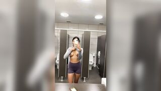 risky business at the gym ???? [GIF]
