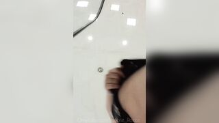 Upskirt & butt plug while Christmas Shopping at the mall ????