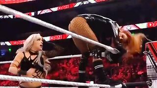 Becky-Lynch-vs-Liv-Morgan-2 GIF