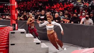 Becky Lynch bounce ????